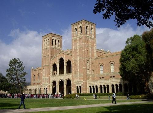 南加大全稱為南加利福尼亞大學(xué)，有的人也稱其為南加州大學(xué)。位于美國加利福尼亞州的洛杉磯。在世界也算得上數(shù)一數(shù)二的高等學(xué)府，想要來南加大的學(xué)生每年都趨之若鶩。高端的教育水平，優(yōu)越的教學(xué)環(huán)境……都讓南加大成為不少人理想的留學(xué)選擇，但也正是因?yàn)檫@樣，導(dǎo)致南加大成為美國最難申請(qǐng)的大學(xué)之一。有很多人都在擔(dān)憂要如何走進(jìn)南加大，不用緊張，接下來讓小編帶你一起來看看南加大錄取條件，為你的留學(xué)夢(mèng)想做好準(zhǔn)備哦！