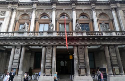 英國(guó)美術(shù)生留學(xué)，你知道哪些院校？   英國(guó)作為一個(gè)有著豐富的歷史文化資源的西方國(guó)家，其藝術(shù)氣氛十分濃厚。并且，英國(guó)有多所優(yōu)秀的藝術(shù)院校，提供多種類型的藝術(shù)與設(shè)計(jì)課程，是藝術(shù)留學(xué)很好的選擇。那么，英國(guó)美術(shù)生留學(xué)可以選擇哪些院校呢？下面是美行思遠(yuǎn)小編為大家推薦的幾所相關(guān)院校，如果你感興趣的話，那就一起來(lái)了解一下吧！  英國(guó)美術(shù)生留學(xué)院校推薦： 1.英國(guó)皇家美術(shù)學(xué)院 英國(guó)皇家美術(shù)學(xué)院舉世聞名，不僅歷史悠久而且人才輩出，為培育世界繪畫(huà)、雕刻、建筑藝術(shù)英才做出了巨大貢獻(xiàn)。該學(xué)院坐落在倫敦市中心，自從 1768 年成立以來(lái)迄今已有 237 年，是世界上學(xué)習(xí)Fine Arts領(lǐng)域最好的美術(shù)研究院。 該研究院每年舉行優(yōu)秀學(xué)員及藝術(shù)家作品展，也吸引了國(guó)內(nèi)外藝術(shù)愛(ài)好者的矚目。在貝維克斯國(guó)際共同社權(quán)威發(fā)布BAI世界美院排名中，排名第一位，世界十大美術(shù)學(xué)院之一。  2.格拉斯哥美術(shù)學(xué)院 格拉斯哥美術(shù)學(xué)院建于1845年，坐落于英國(guó)的建筑與設(shè)計(jì)之城——格拉斯哥市中心。格拉斯哥美術(shù)學(xué)院本身作為一件極負(fù)盛名的建筑藝術(shù)品，身處格拉斯哥文化活力的中心，從而匯聚了國(guó)際性的藝術(shù)創(chuàng)意群體。 學(xué)院作為一所專業(yè)的藝術(shù)院校，學(xué)科設(shè)置全面，涵蓋了從本科預(yù)科直至博士的所有學(xué)位課程，并且所有學(xué)位均由全球排名前一百的格拉斯哥大學(xué)頒發(fā)。學(xué)院為每個(gè)學(xué)科都配備了相應(yīng)的學(xué)術(shù)實(shí)驗(yàn)室，且每年都會(huì)邀請(qǐng)行業(yè)內(nèi)的藝術(shù)家進(jìn)行客座教學(xué)，從而保證學(xué)生通過(guò)藝術(shù)實(shí)踐緊跟當(dāng)代藝術(shù)潮流，保持學(xué)院的創(chuàng)意領(lǐng)先地位。  3.創(chuàng)意藝術(shù)大學(xué) 英國(guó)創(chuàng)意藝術(shù)大學(xué)，其建立已有150多年歷史，起源于1866年，是英國(guó)最著名的公立藝術(shù)高校之一，全英國(guó)頂尖的藝術(shù)院校。該校是英國(guó)排名第一的創(chuàng)意與藝術(shù)類大學(xué)(Complete University Guide)，在2018年英國(guó)《衛(wèi)報(bào)》大學(xué)排名全英Top21。其服裝(Fashion)，建筑(Architecture)，動(dòng)畫(huà)(Animation)，紡織(Textiles)，攝影(Photography)專業(yè)在英國(guó)享有盛名，曾培養(yǎng)出眾多著名的設(shè)計(jì)師。時(shí)裝設(shè)計(jì)專業(yè)一年一度舉辦的畢業(yè)生時(shí)裝秀（倫敦時(shí)裝周畢業(yè)生時(shí)裝秀）一直是英國(guó)時(shí)尚界關(guān)注的焦點(diǎn)。  4.伯恩茅斯藝術(shù)大學(xué) 伯恩茅斯藝術(shù)大學(xué)是2014年英國(guó)衛(wèi)報(bào)排名第一的美術(shù)綜合性大學(xué)。它建于1883年，前身為伯恩茅斯和普爾藝術(shù)設(shè)計(jì)學(xué)院（Bournemouth and Poole College of Art and Design），因其優(yōu)質(zhì)的教學(xué)享有國(guó)際盛譽(yù)，并屢獲殊殊榮。伯恩茅斯藝術(shù)大學(xué)是英國(guó)重要的專業(yè)大學(xué)學(xué)院之一，開(kāi)設(shè)藝術(shù)、設(shè)計(jì)和媒體課程。  5.愛(ài)丁堡藝術(shù)學(xué)院 愛(ài)丁堡藝術(shù)學(xué)院是歐洲最大、建校歷史最長(zhǎng)的藝術(shù)學(xué)院之一，其歷史可以追溯到1760年的愛(ài)丁堡美術(shù)學(xué)院。2011年8月1日，愛(ài)丁堡藝術(shù)學(xué)院與愛(ài)丁堡大學(xué)正式合并，并保留原名愛(ài)丁堡藝術(shù)學(xué)院，隸屬于人文社會(huì)科學(xué)學(xué)院。 愛(ài)丁堡藝術(shù)學(xué)院是一所位于蘇格蘭愛(ài)丁堡的藝術(shù)、設(shè)計(jì)、創(chuàng)意及表演藝術(shù)院校，為愛(ài)丁堡大學(xué)超過(guò)2000名學(xué)生提供藝術(shù)與設(shè)計(jì)、建筑、藝術(shù)史和音樂(lè)學(xué)等高等教育。愛(ài)丁堡藝術(shù)學(xué)院擁有大約200名教職研究人員，是歐洲最頂尖的藝術(shù)院校之一，享有國(guó)際級(jí)盛譽(yù)。它的宗旨是通過(guò)創(chuàng)意實(shí)踐的學(xué)術(shù)研究、學(xué)習(xí)、教學(xué)和教育來(lái)促進(jìn)批判性探討。  上述院校時(shí)美行思遠(yuǎn)小編為大家推薦的英國(guó)美術(shù)生留學(xué)院校。如果你想申請(qǐng)英國(guó)的美術(shù)學(xué)院，可以參考上述院校來(lái)選擇。大家關(guān)注美行思遠(yuǎn)藝術(shù)留學(xué)網(wǎng)，了解更多藝術(shù)留學(xué)的相關(guān)資訊。