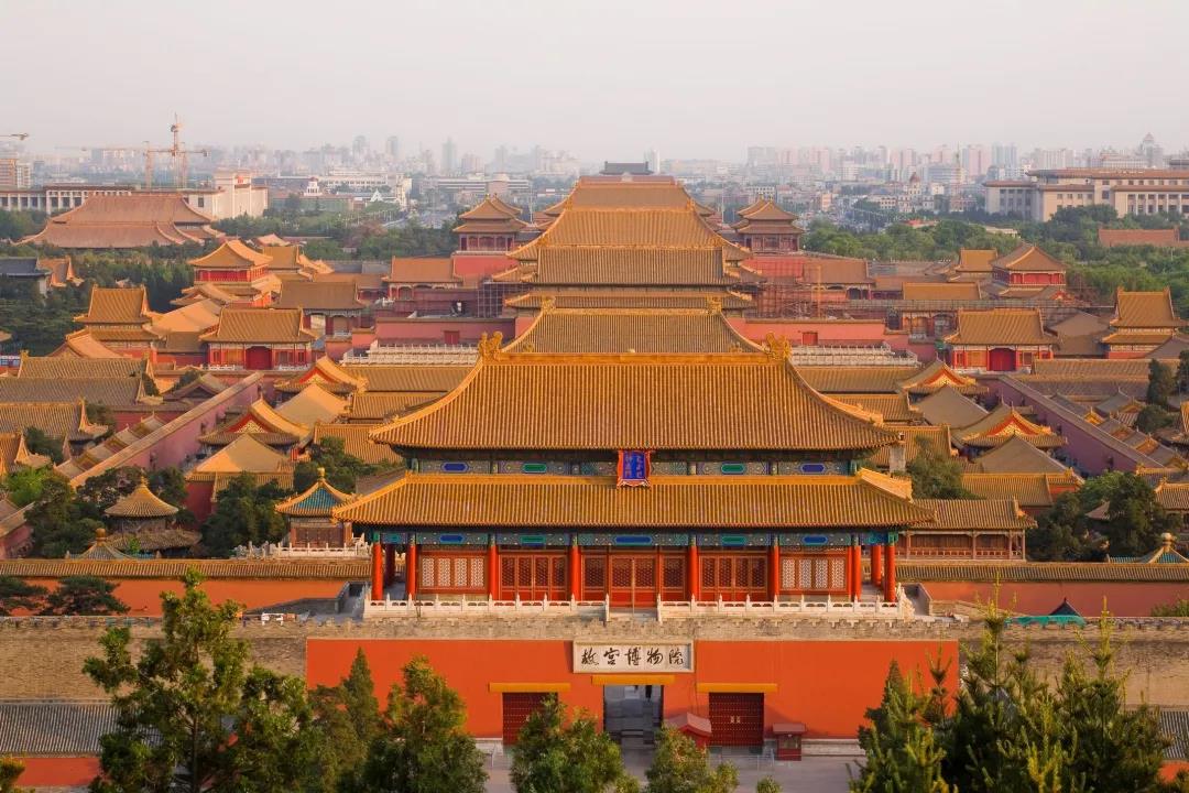 時隔三年，再次踏上國土的孟晚舟，那一襲“中國紅”裙裝盡顯大氣知性