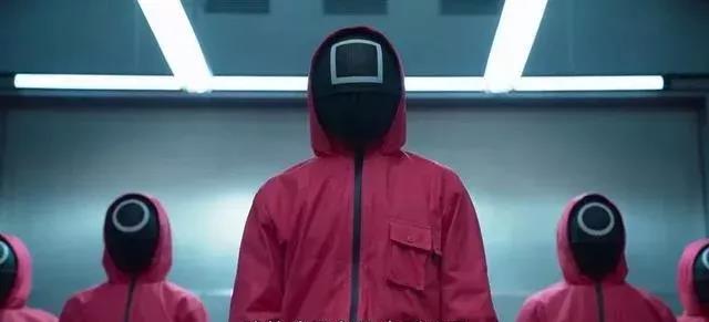 再聊裁判，游戲幕后，蒙面人身兼裁判、觀眾以及既得利益者。他們也分三六九等，魷魚游戲的三種符號元素無處不在。