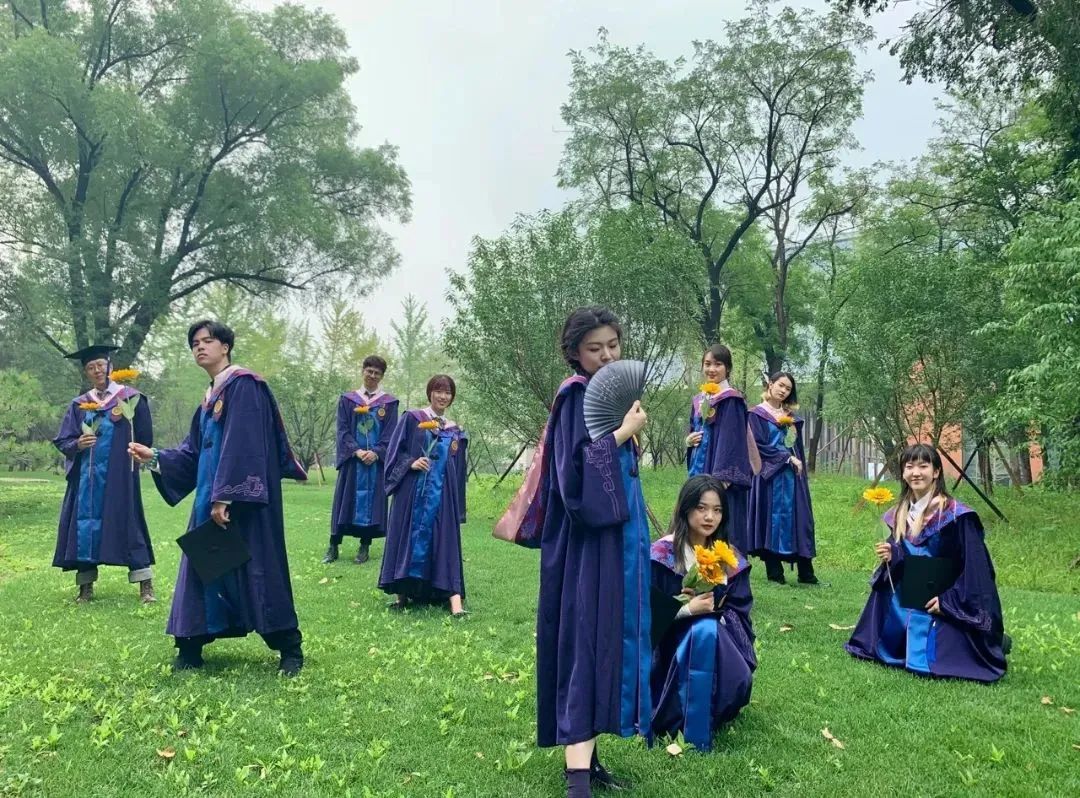 國內美院學士服火出圈！月薪90k的服裝設計師成“香餑餑”！