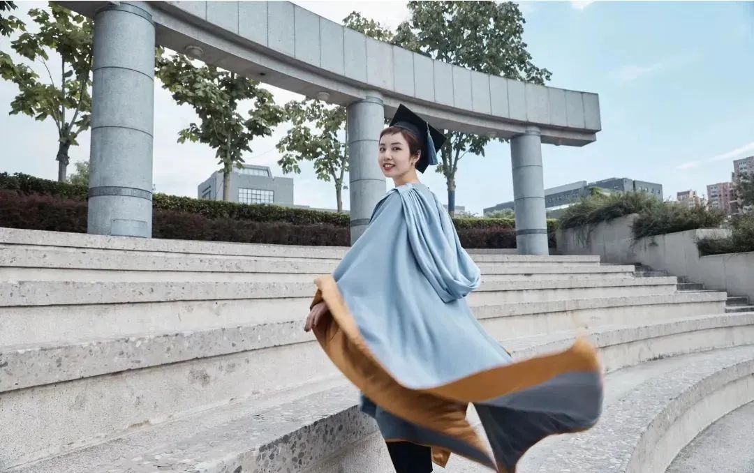國內美院學士服火出圈！月薪90k的服裝設計師成“香餑餑”！