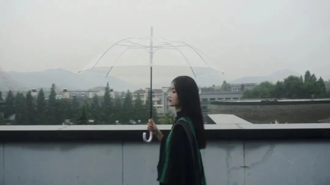 國內美院學士服火出圈！月薪90k的服裝設計師成“香餑餑”！