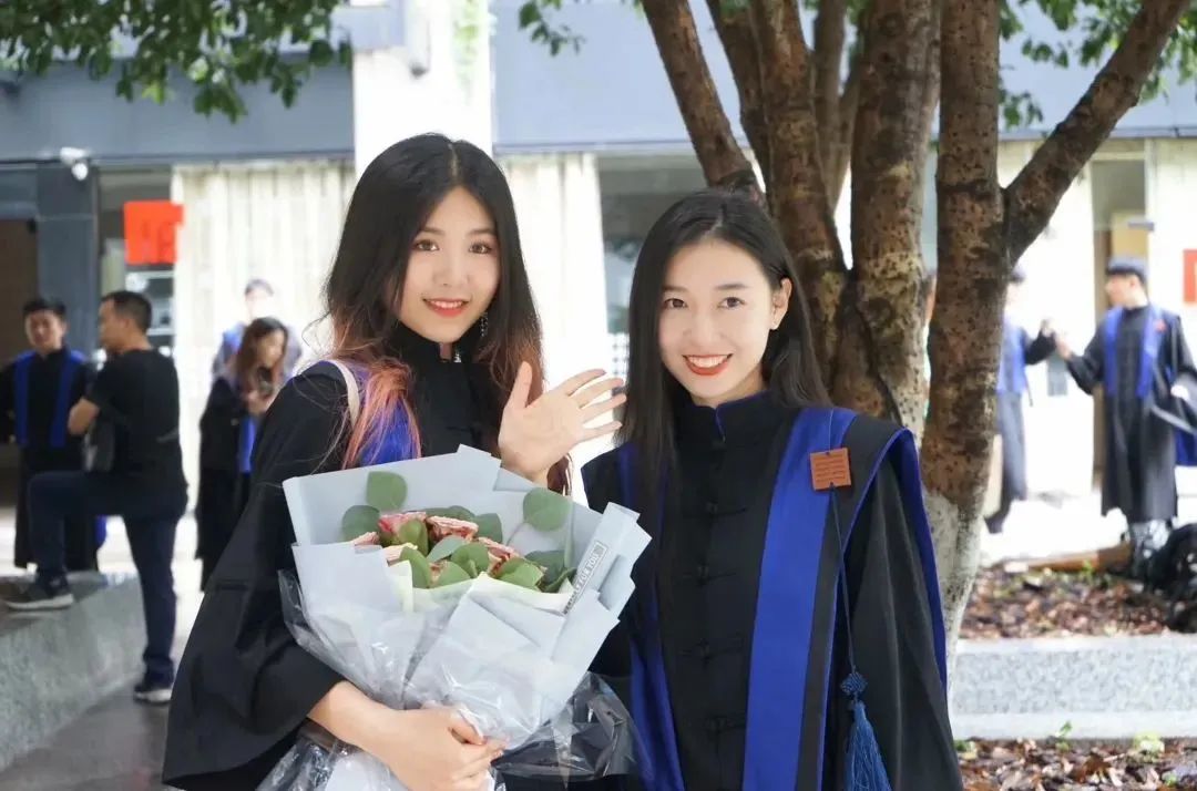 國內美院學士服火出圈！月薪90k的服裝設計師成“香餑餑”！
