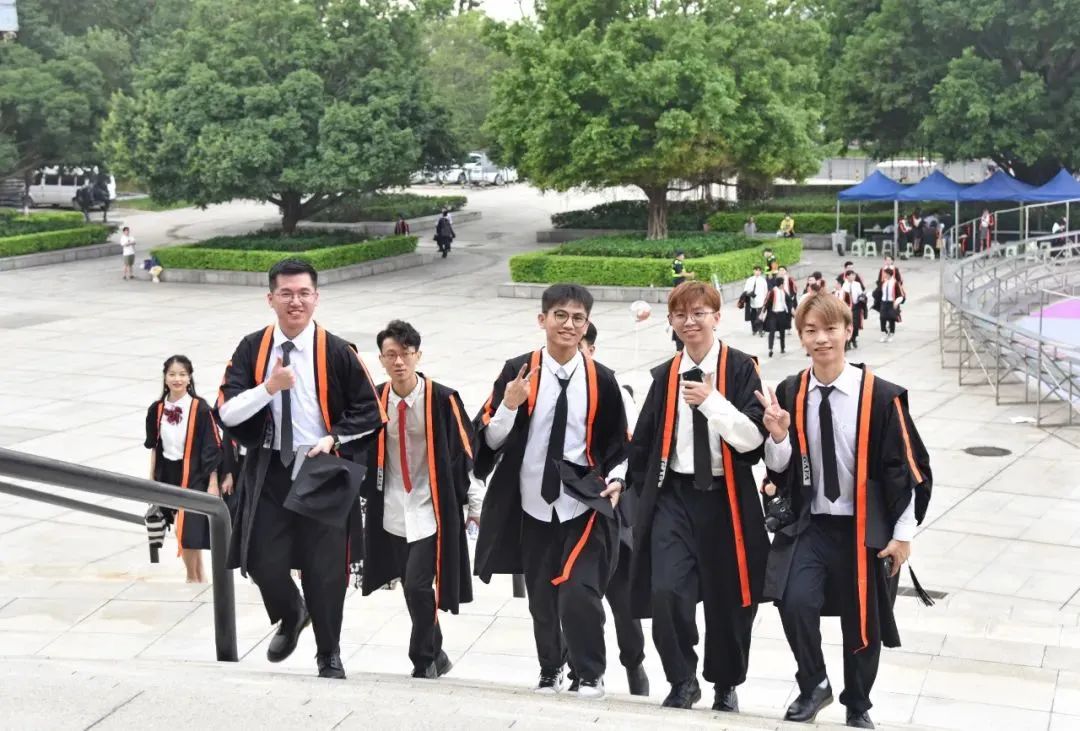 國內美院學士服火出圈！月薪90k的服裝設計師成“香餑餑”！
