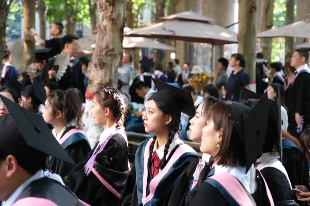 國內美院學士服火出圈！月薪90k的服裝設計師成“香餑餑”！