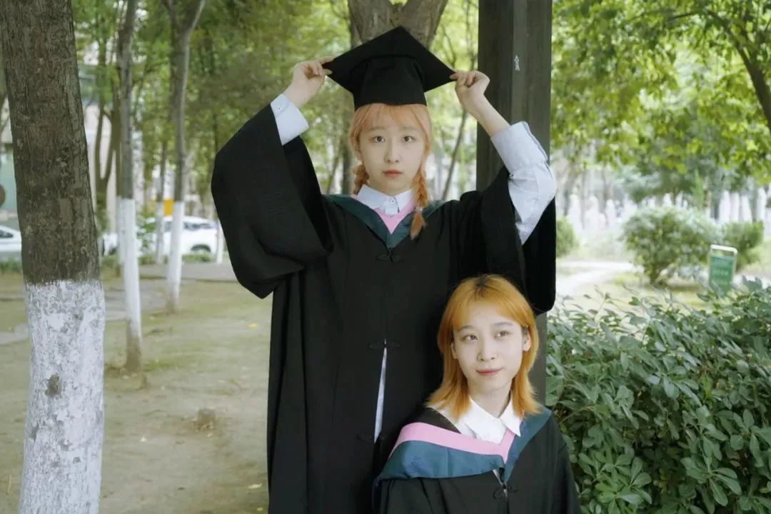 國內美院學士服火出圈！月薪90k的服裝設計師成“香餑餑”！
