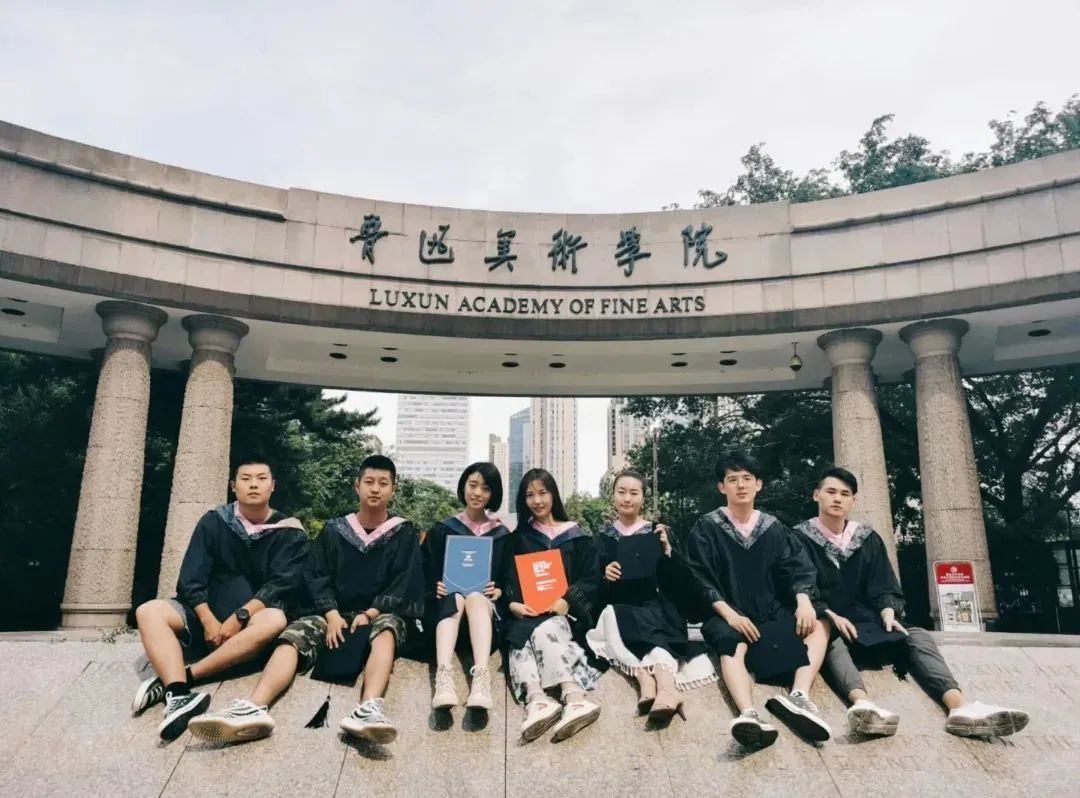 國內美院學士服火出圈！月薪90k的服裝設計師成“香餑餑”！