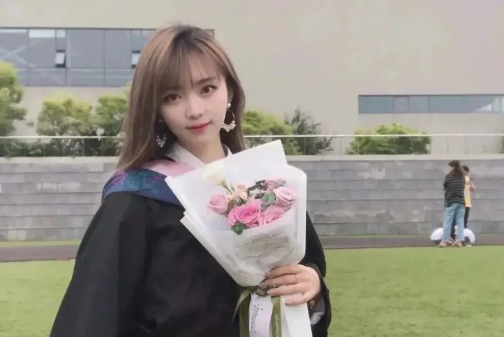 國內美院學士服火出圈！月薪90k的服裝設計師成“香餑餑”！