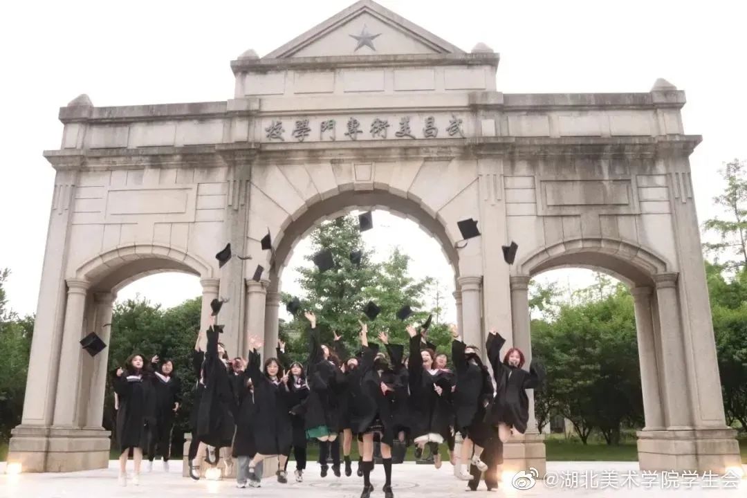 國內美院學士服火出圈！月薪90k的服裝設計師成“香餑餑”！