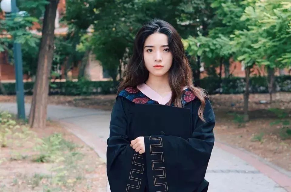國內美院學士服火出圈！月薪90k的服裝設計師成“香餑餑”！
