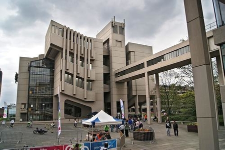 去英國利茲大學留學一年學費要多少錢？