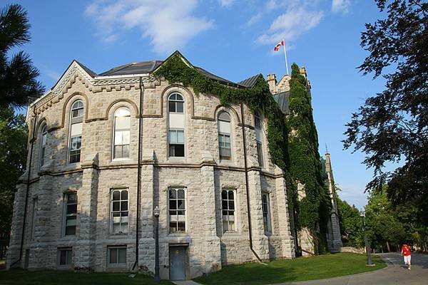 金斯頓大學在英國排名第幾位？